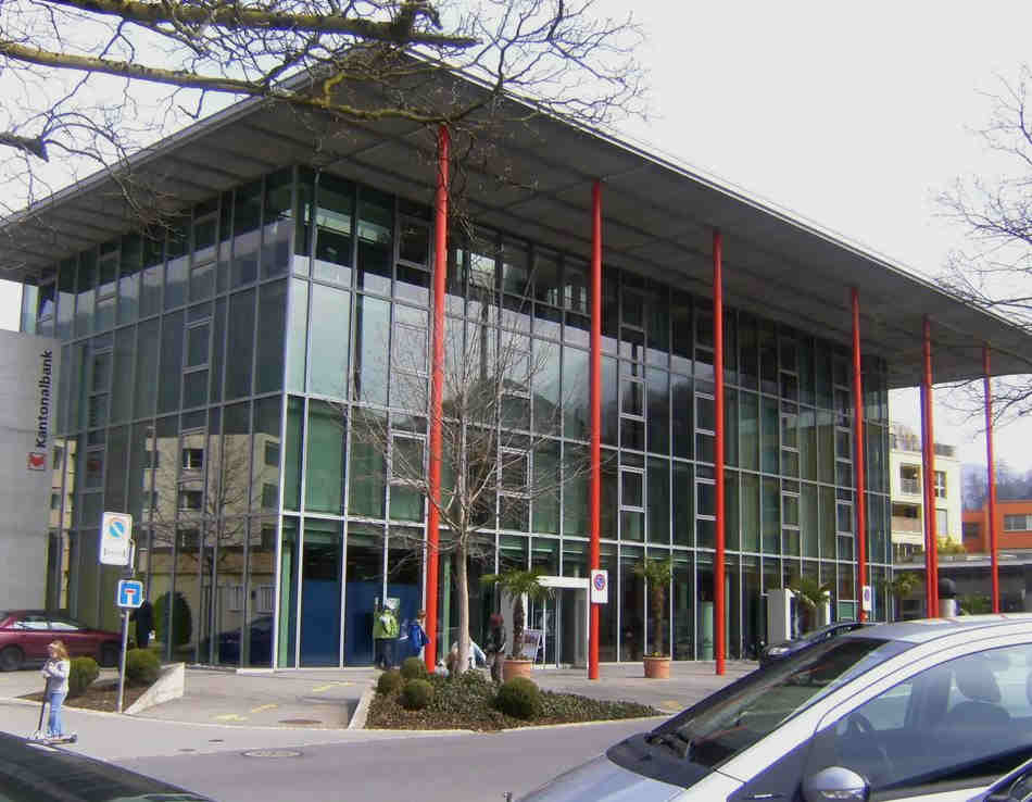 Öffentliches Gebäude im Bau mit Gerüst